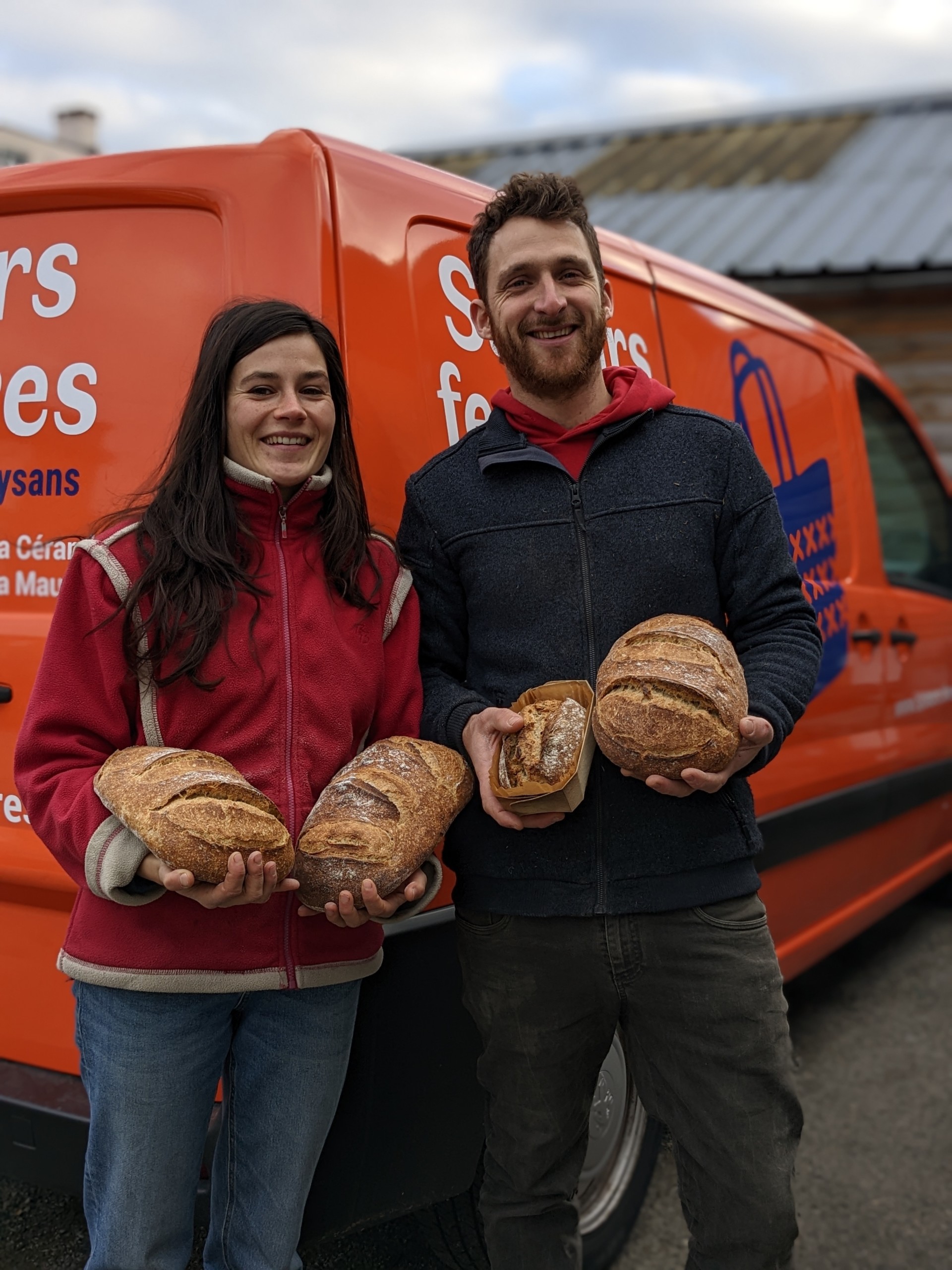 Claire et Gaël de la Ferme des Sailles livrent leurs pains paysans bios à Saveurs Fermières